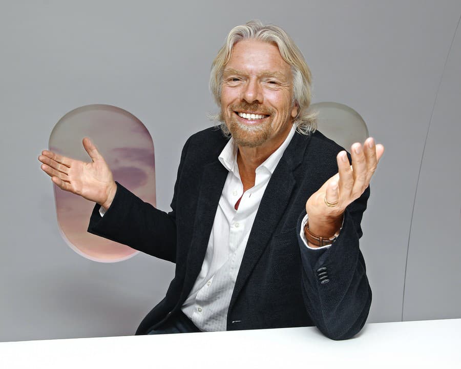 Branson je tretím miliardárom, ktorého firma úspešne zvládla prvý komerčný suborbitálny let.
