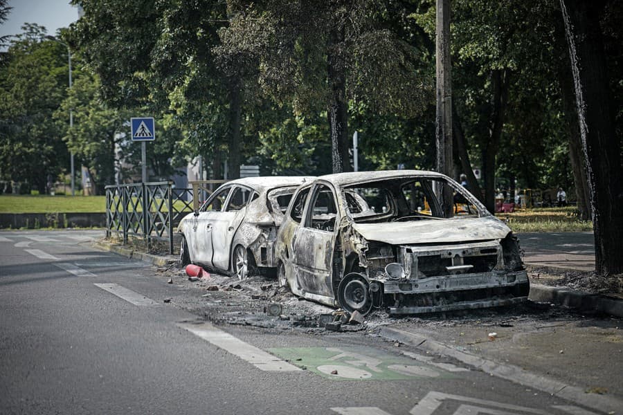 Plusieurs voitures incendiées.