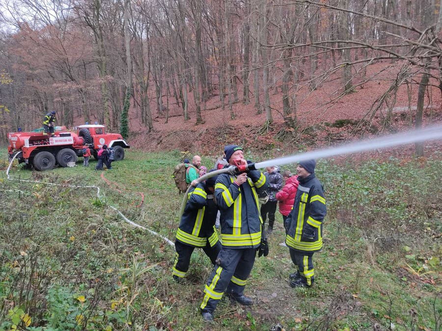 Dobrovoľní hasiši pomáhali pri