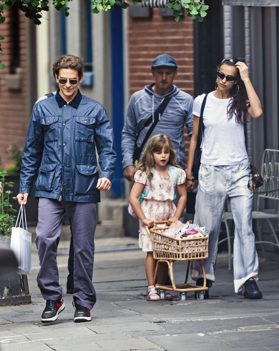 Fotografi prichytili Bradleyho a Irinu na prechádzke s dcérkou Leou.