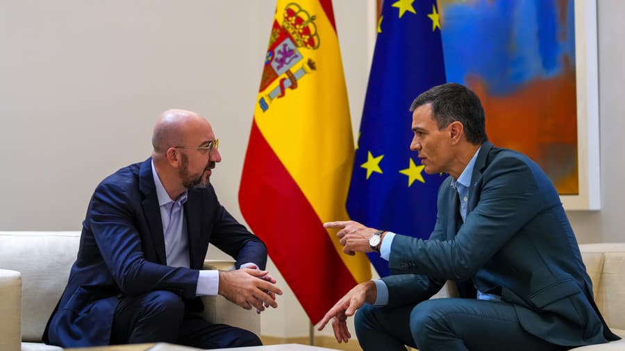 Predseda španielskej vlády Pedro Sánchez (vpravo) a predseda Európskej rady Charles Michel.