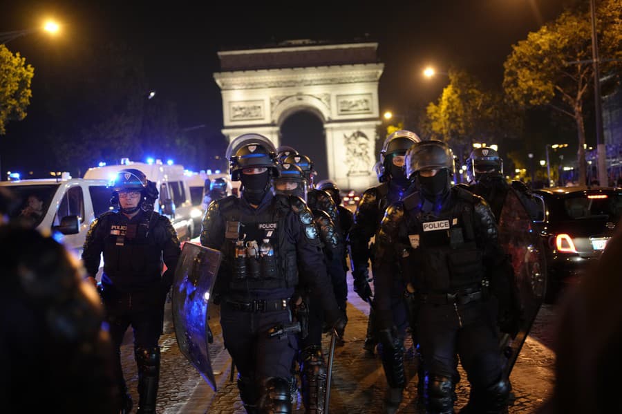 Francúzskom otriasajú nepokoje od