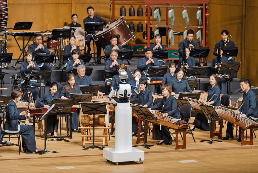Robotický maestro dirigoval juhokórejský Národný orchester.