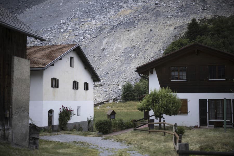 Skaly sa zastavili tesne