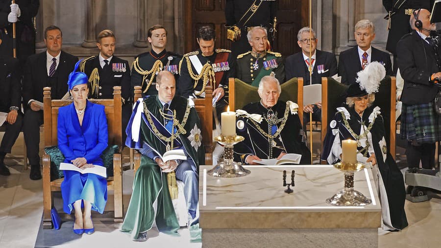 Pri obrade sedel vedľa Karola III. jeho syn princ William (vľavo) s manželkou Kate.