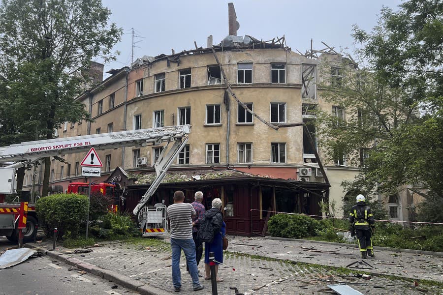 Najmenej tri osoby prišli o život v Ľvove pri raketovom útoku.