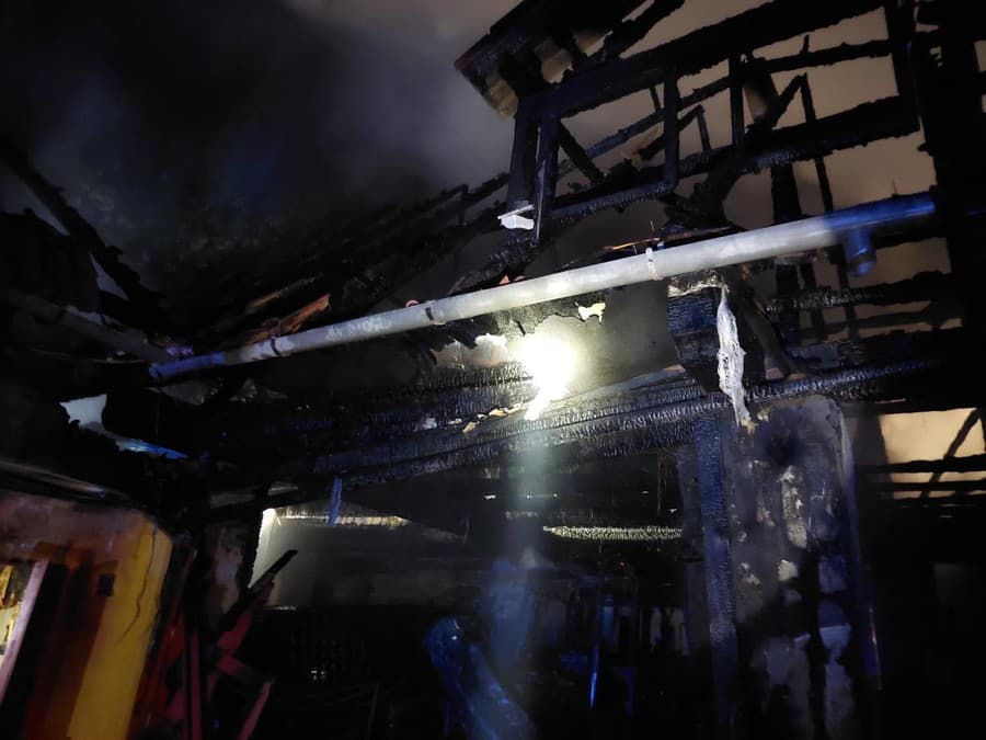 Požiar budov v Jasenovej na Orave likvidovalo viac ako 25 hasičov.