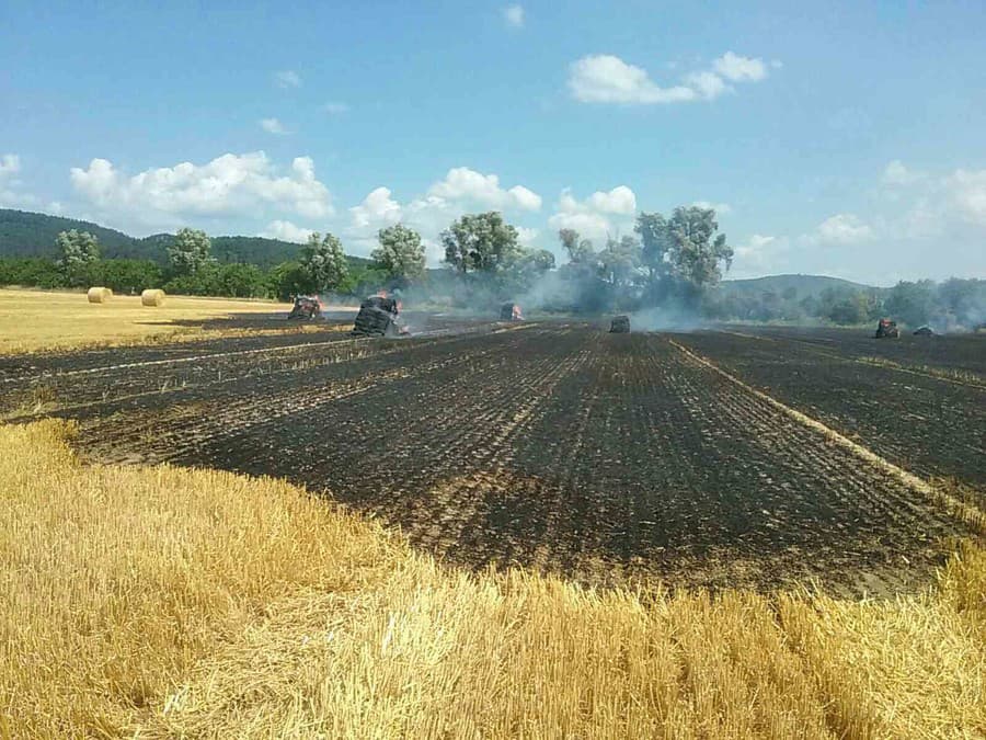 Hasiči likvidovali požiar slamy