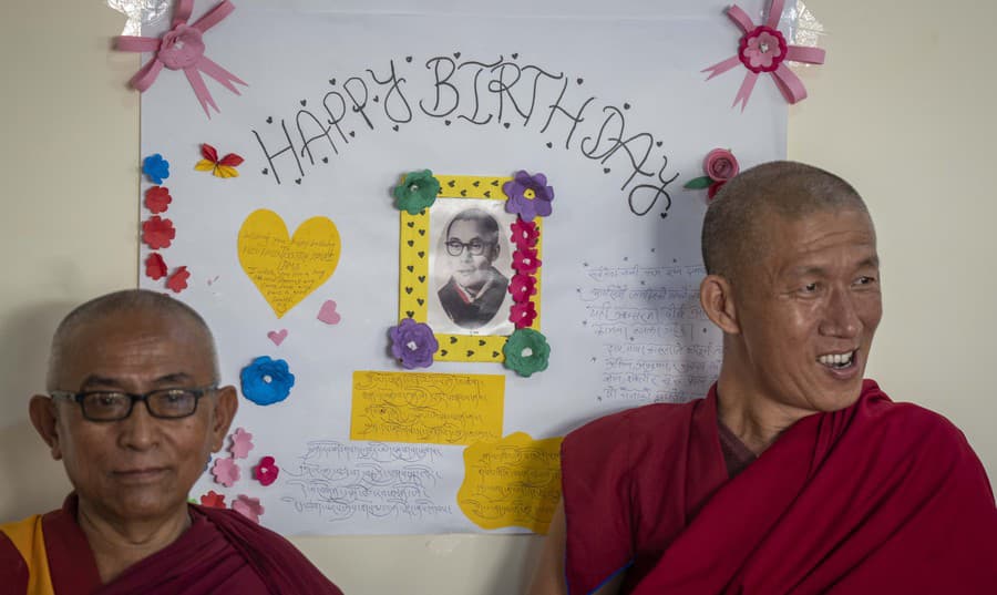 Dalajláma oslavuje 88. narodeniny.