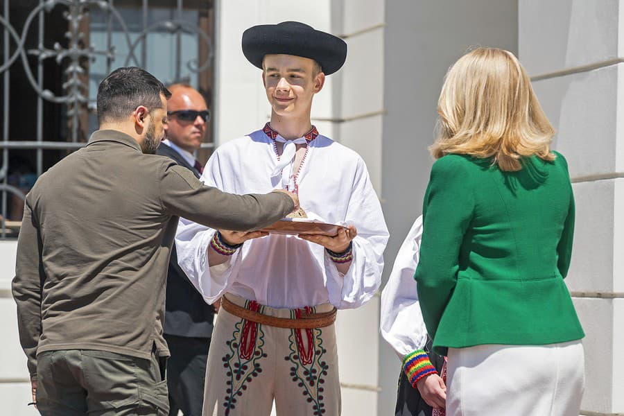 Pred palácom bolo privítanie