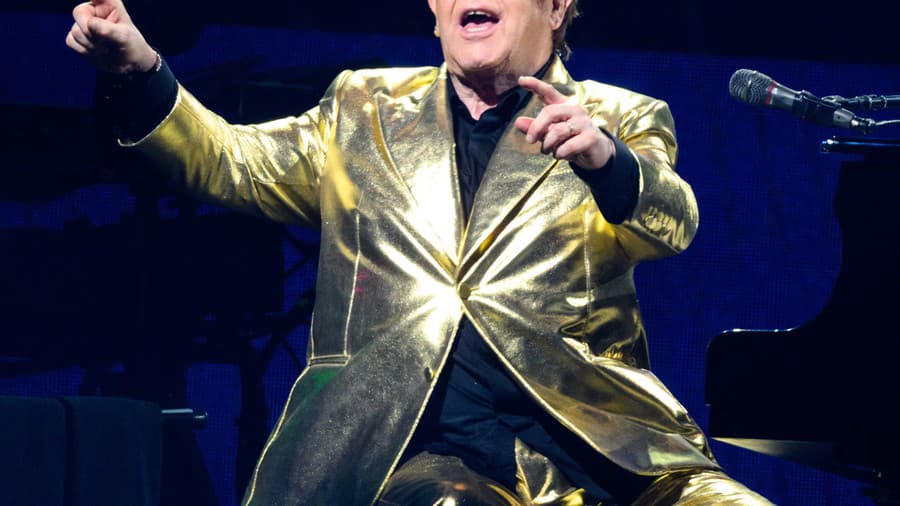 Legendárny spevák Elton John.