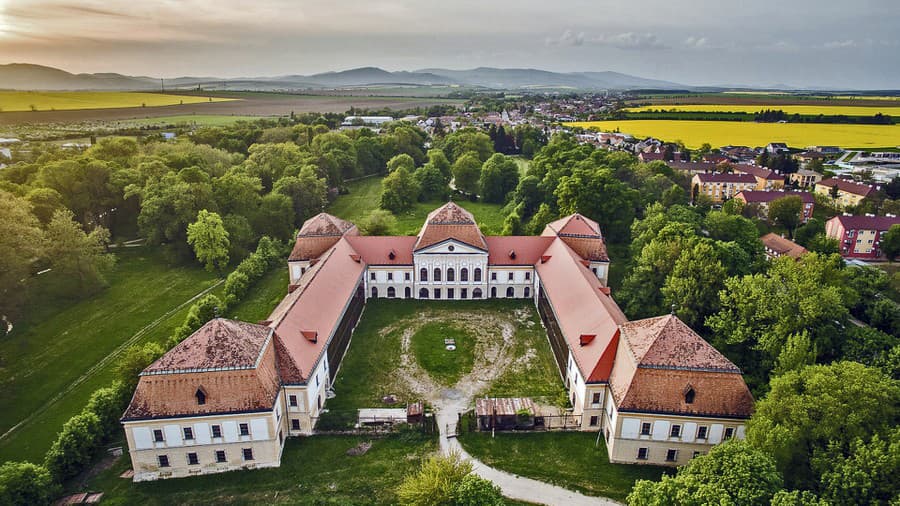 Kaštieľ Tovarníky (okr. Topoľčany)