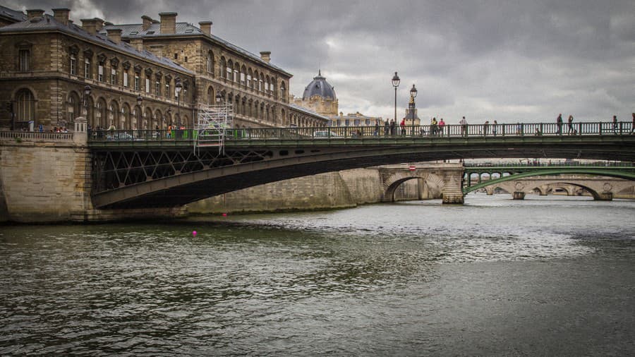 Parížania aj turisti, ktorí