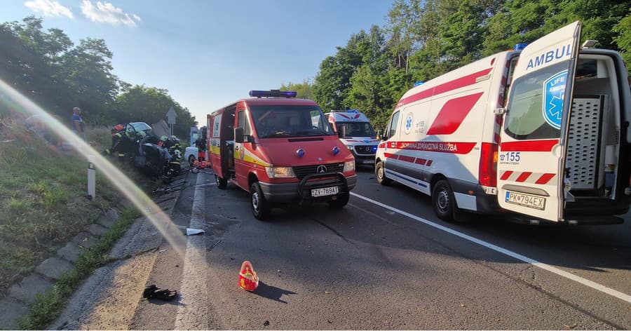 Pri čelnej zrážke dvoch vozidiel pri obci Podkriváň sa zranilo šesť osôb, dve ťažko