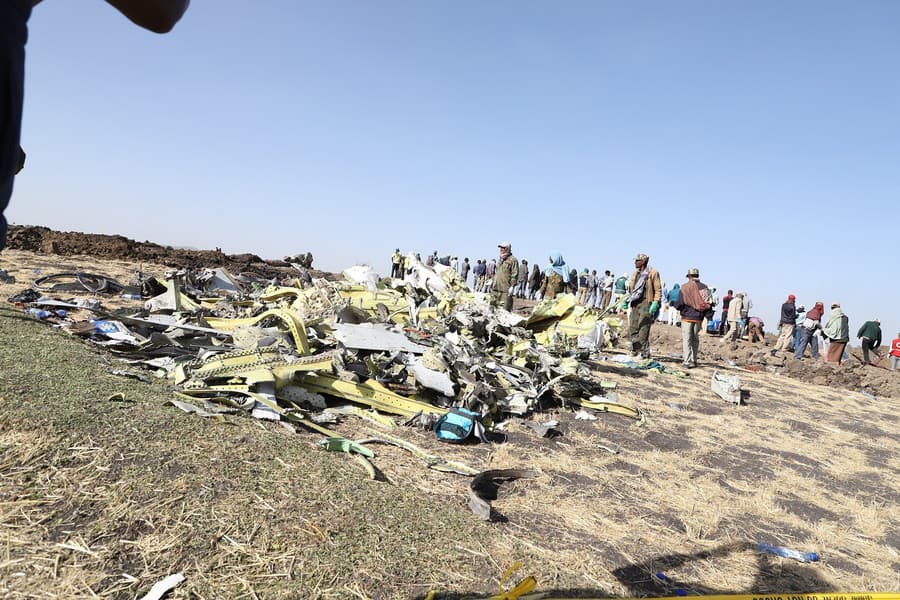 Trosky zrúteného lietadla Boeing 737 Max.