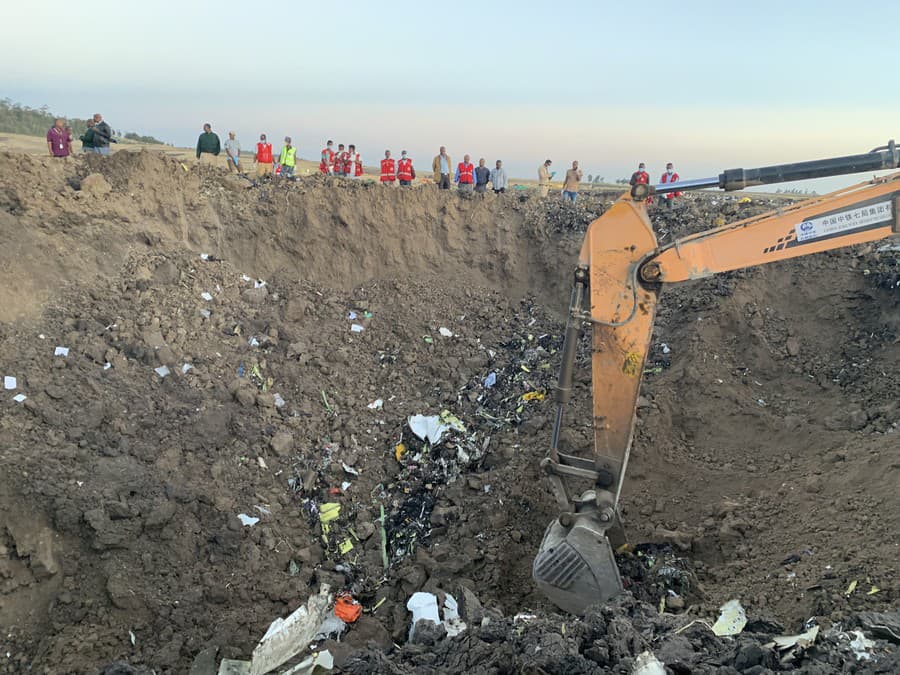 Trosky zrúteného lietadla Boeing 737 Max.