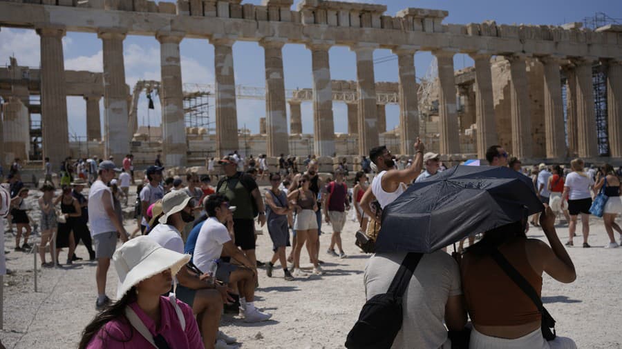 Turisti na vrchole starovekého