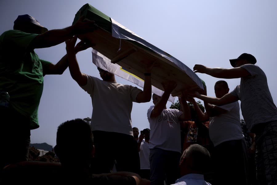 Do východobosnianskeho mesta Srebrenica sa zbiehajú tisíce ľudí.