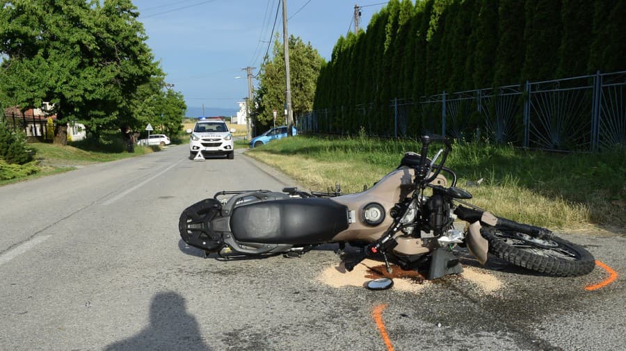 Vodič nedal prednosť motocyklistovi