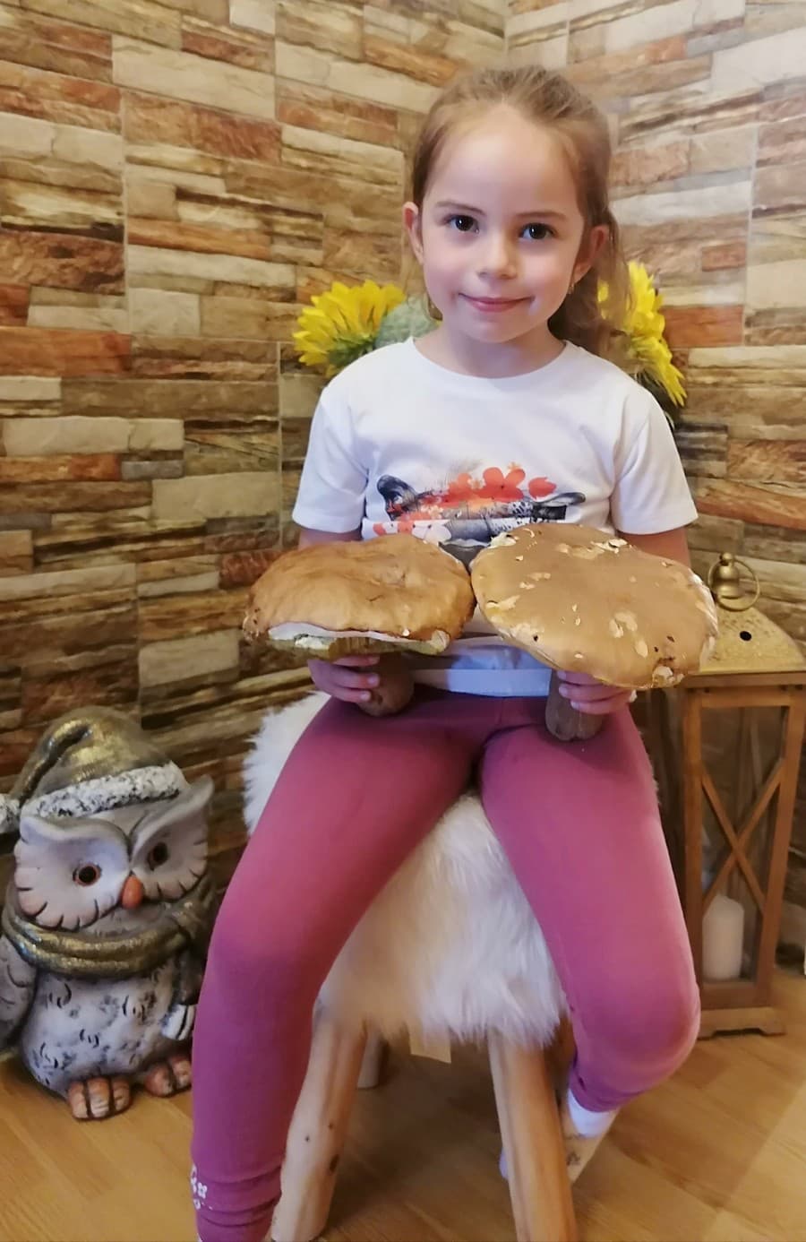 Dievčatko drží dubáky nájdené v Slanských vrchoch.
