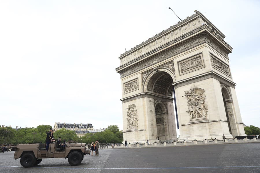 Vojneská prehliadka v Paríži.