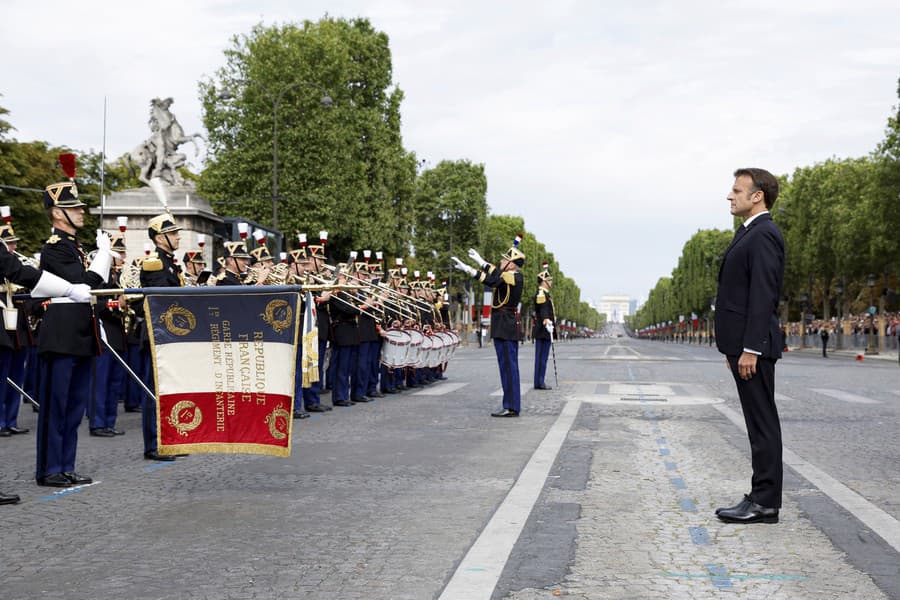 Vojneská prehliadka v Paríži.