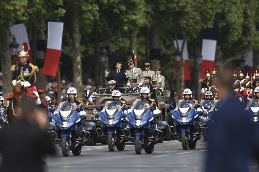 Vojneská prehliadka v Paríži.