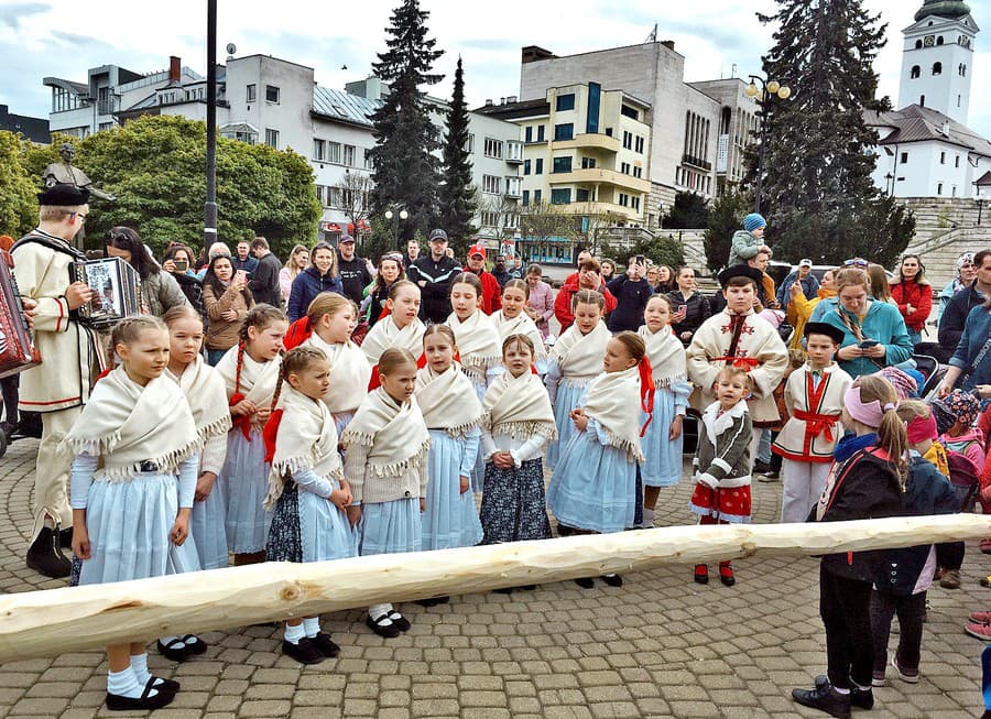 Jej súbor vystupoval aj