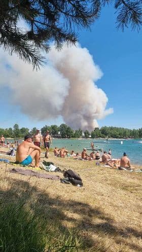 Pohľad na hustý dym z bratislavských Zlatých pieskov.