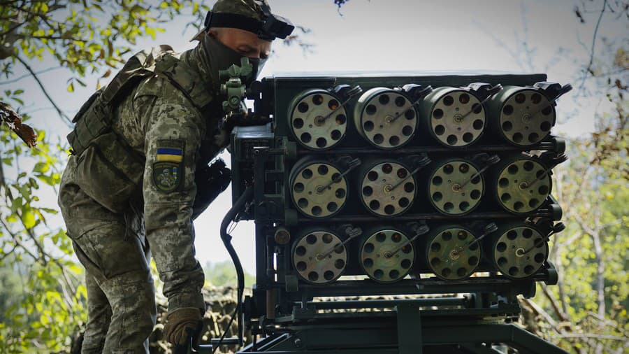 Ukrajinský vojak pripravuje raketomet