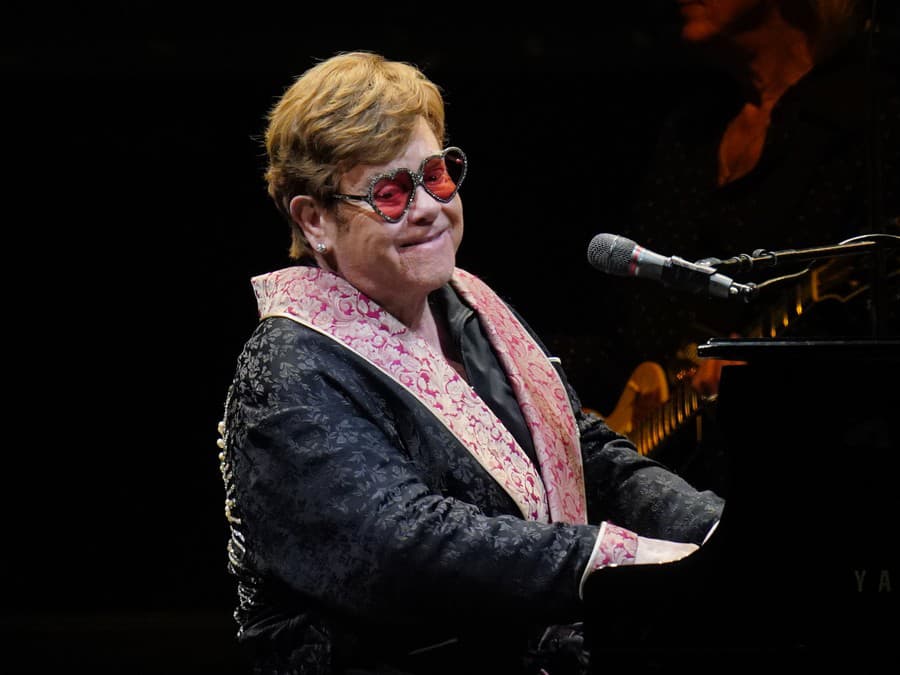 Spevák Elton John svedčil