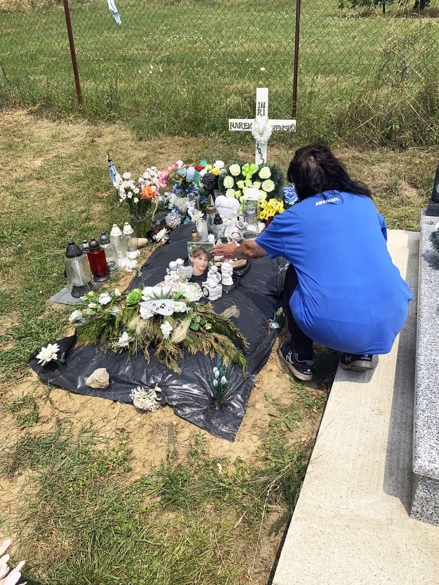 Mama pri hrobe milovaného synčeka. S jeho stratou sa dodnes nezmierila.
