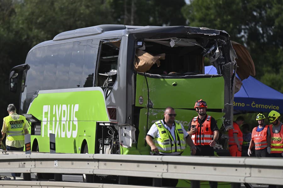 Jeden z havarovaných autobusov