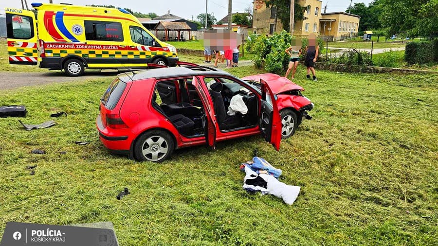 Osobné auto sa v okrese Trebišov zrazilo s obilným kombajnom.