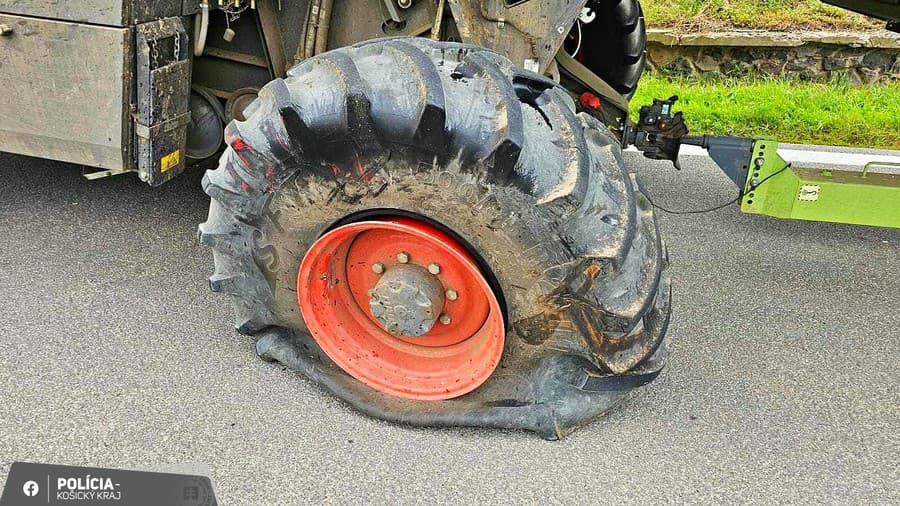 Osobné auto sa v okrese Trebišov zrazilo s obilným kombajnom.