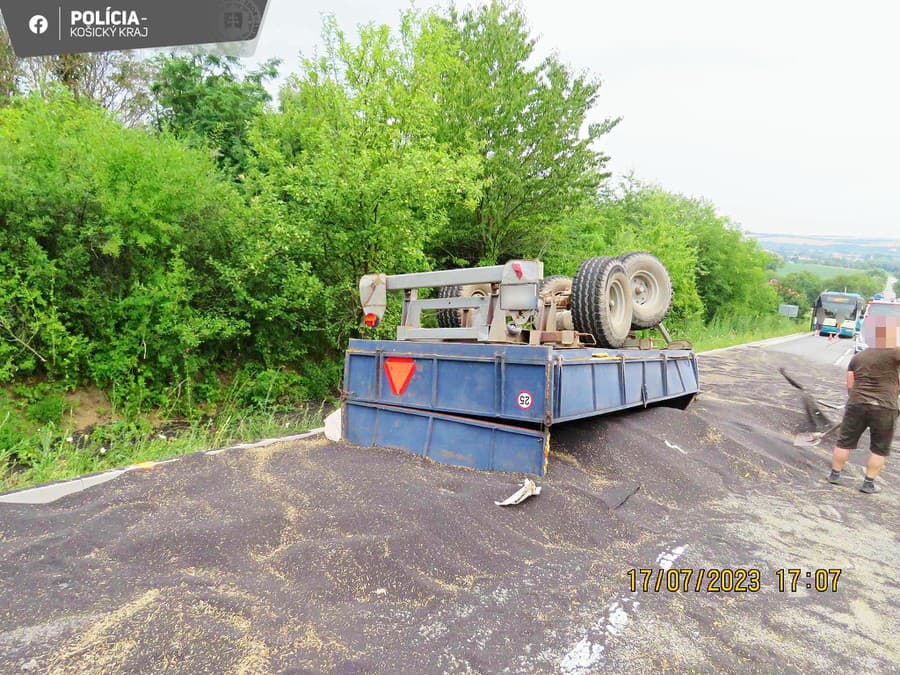 Vodičovi traktora pod brzdový pedál spadlo kladivo, prevrátil na bok traktor aj s vlečkou.