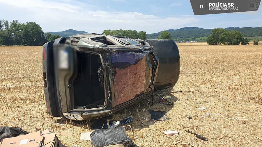 Pri nehode v okrese Pezinok sa prevrátilo auto, zahynula vodička.