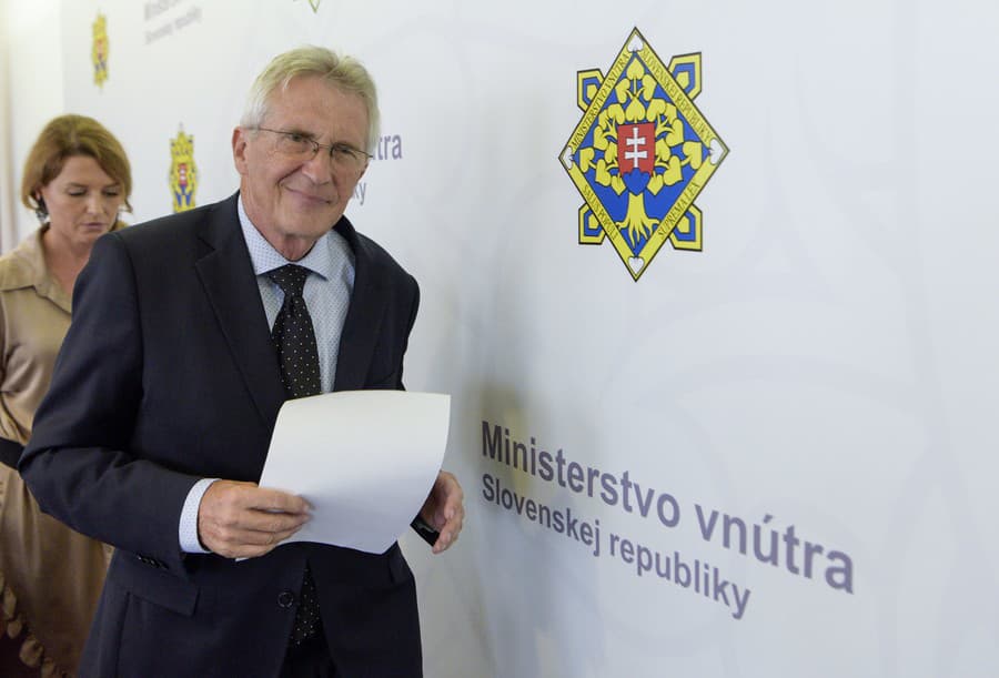 Na snímke odchádzajúci minister