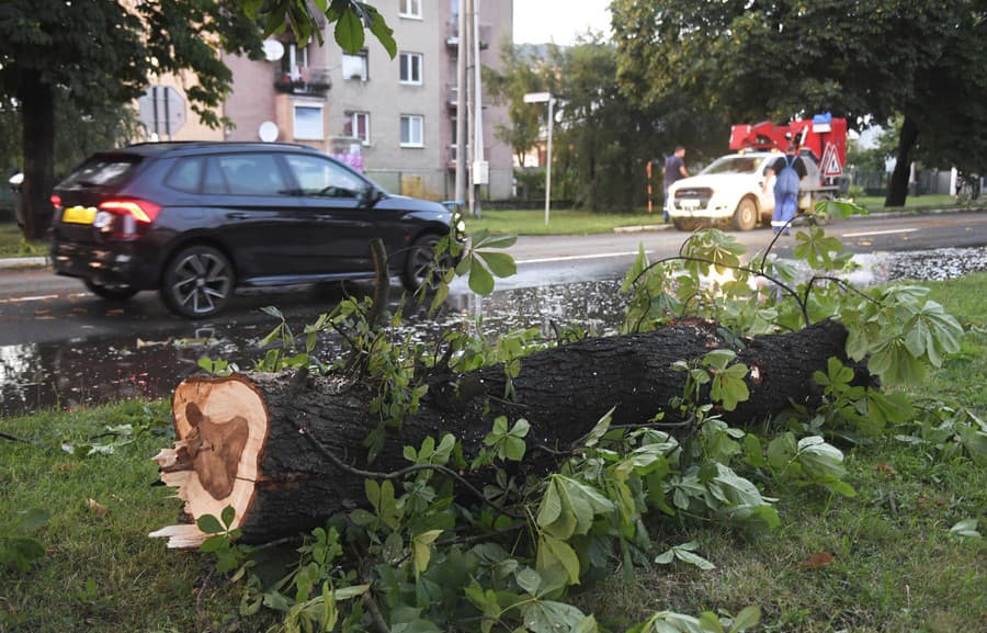 Na snímke škody po