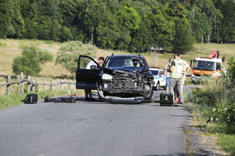 Čierne SUV čelne narazilo