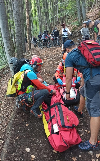 Cyklista po páde na