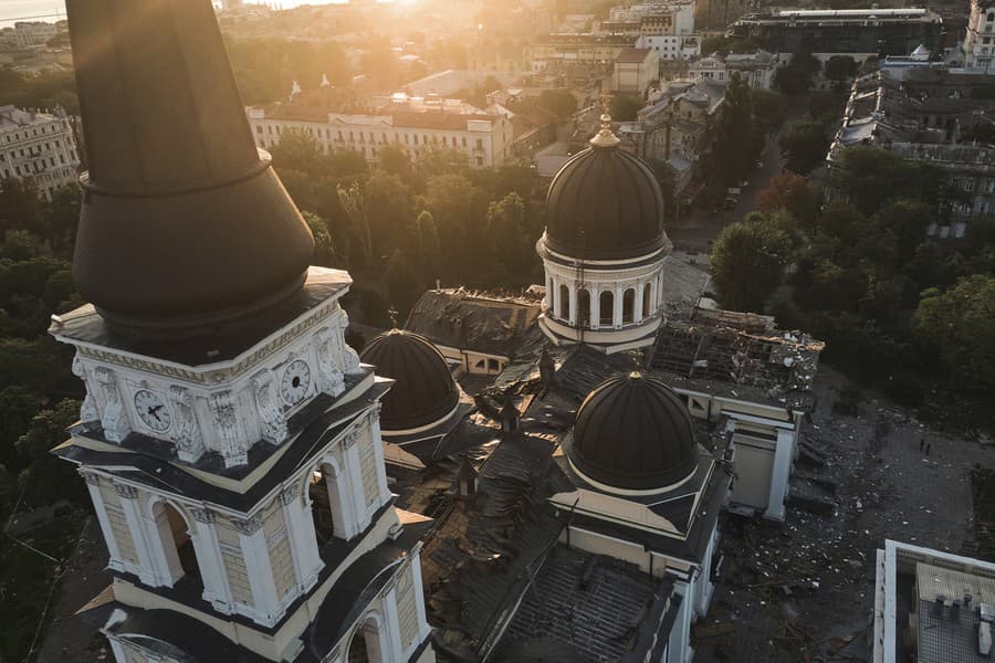 Ťažko poškodená katedrála a