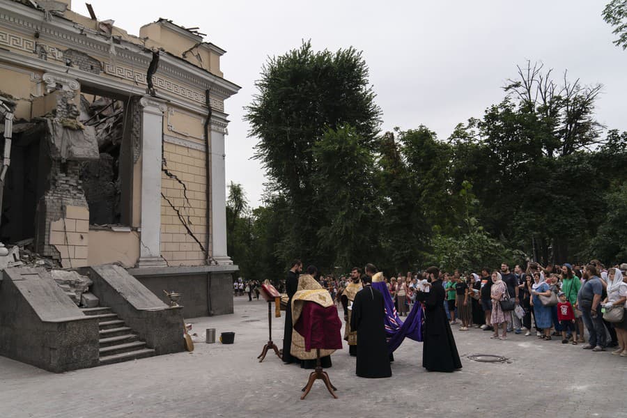 Ťažko poškodená katedrála a