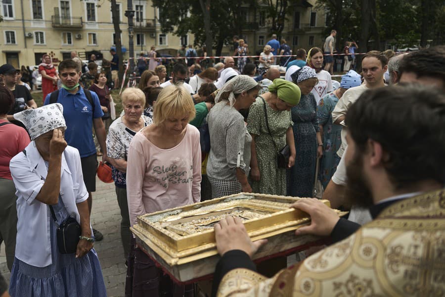 Ťažko poškodená katedrála a