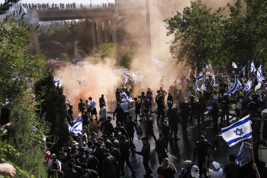 Demonštranti protestujúci proti súdnej