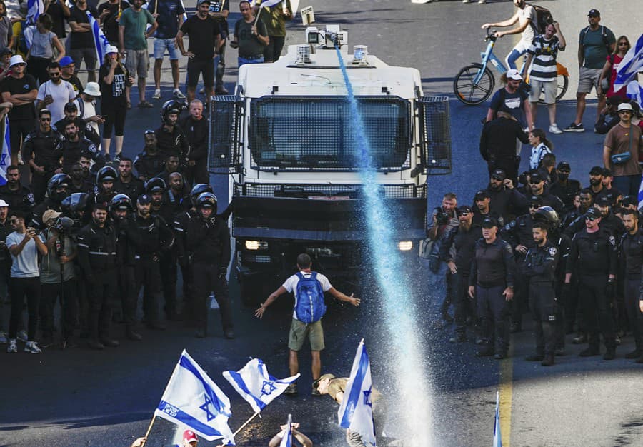 Demonštranti protestujúci proti súdnej