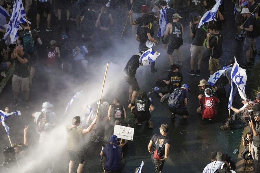 Demonštranti protestujúci proti súdnej