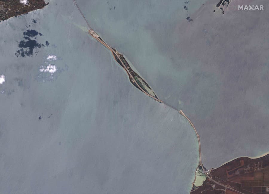 Na satelitnej snímke vidieť Krymský most spájajúci Rusko s anektovaným polostrovom Krym.