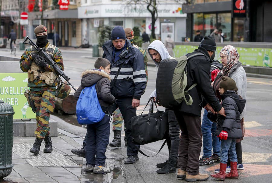 Belgickí vojaci a policajt