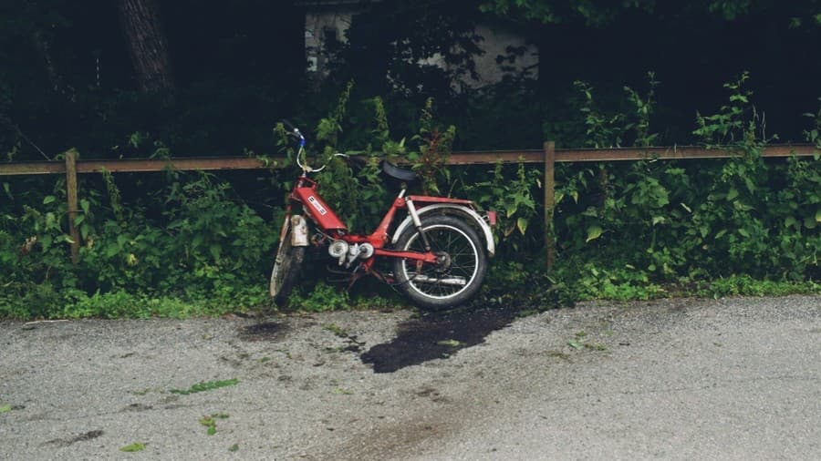 Vodič s motorkou narazil